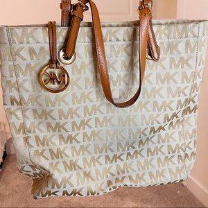 ✨Michael Kors Large Emblem Purse Good Condition
